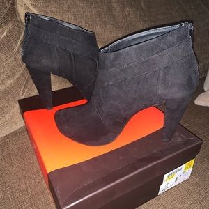 EUC with Box G by Guess Ladies Talka Black Ankle Booties 8 1/2 M